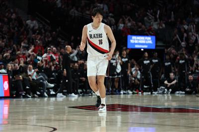 Yang Hansen talks about being called out by Curry: There is a problem with the guard's position, cover him one step and then run back