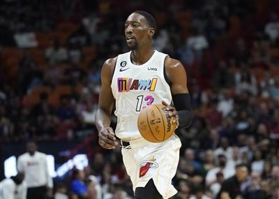 Full bloom! The Heat scored 42 points on 7 of 9 three-pointers in the first quarter, and Adebayor scored 18 points.
