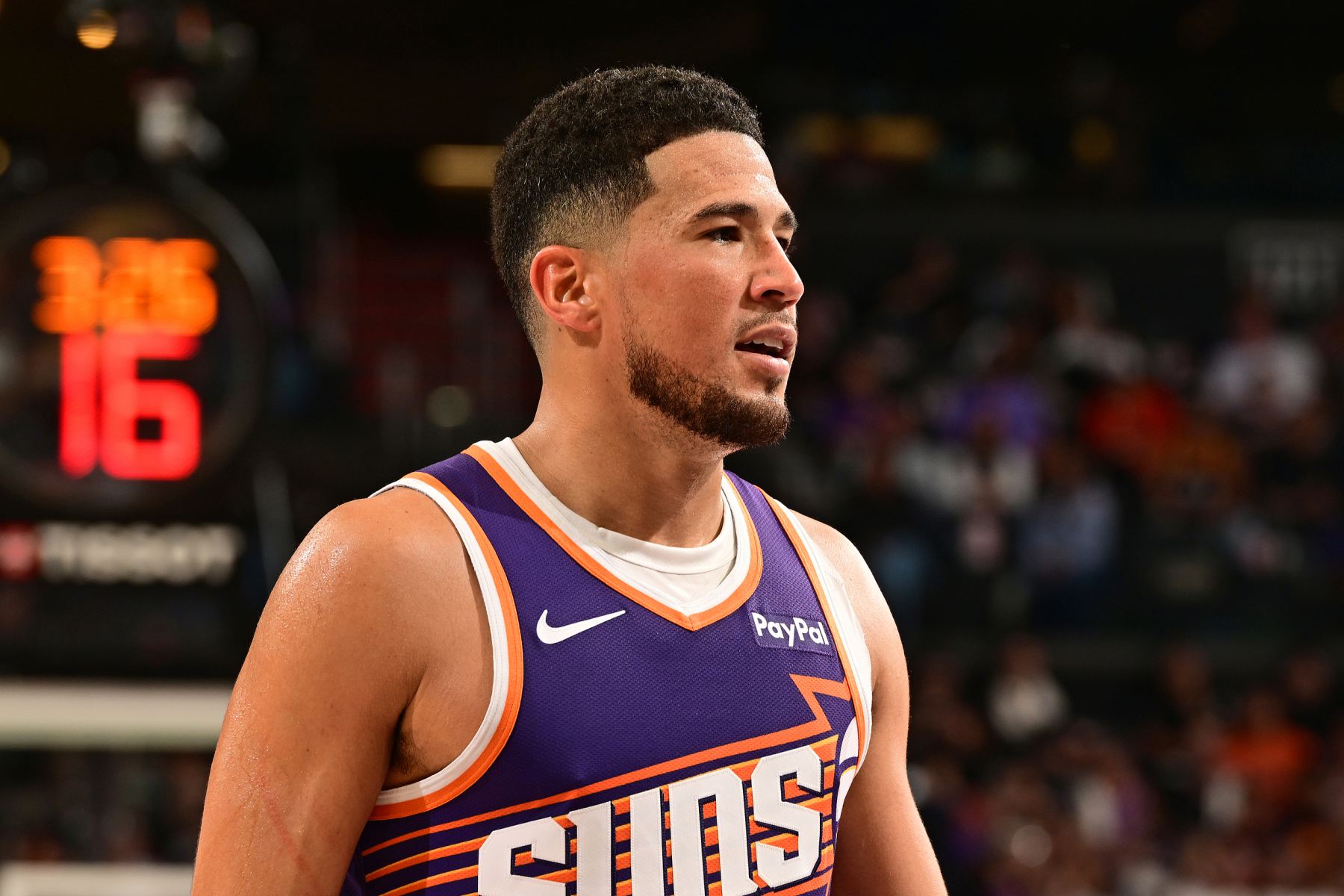 Booker scored 17 points in a single quarter, helping the Suns reduce the point difference to 9 points entering the fourth quarter.