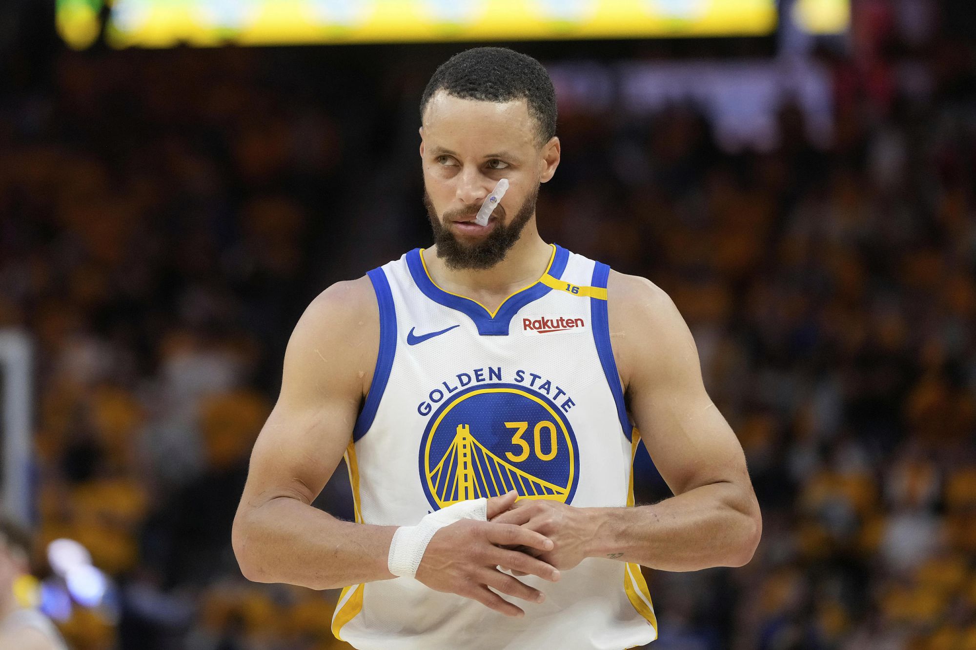 The Warriors blasted out 20 assists in the half and scored 68 points.