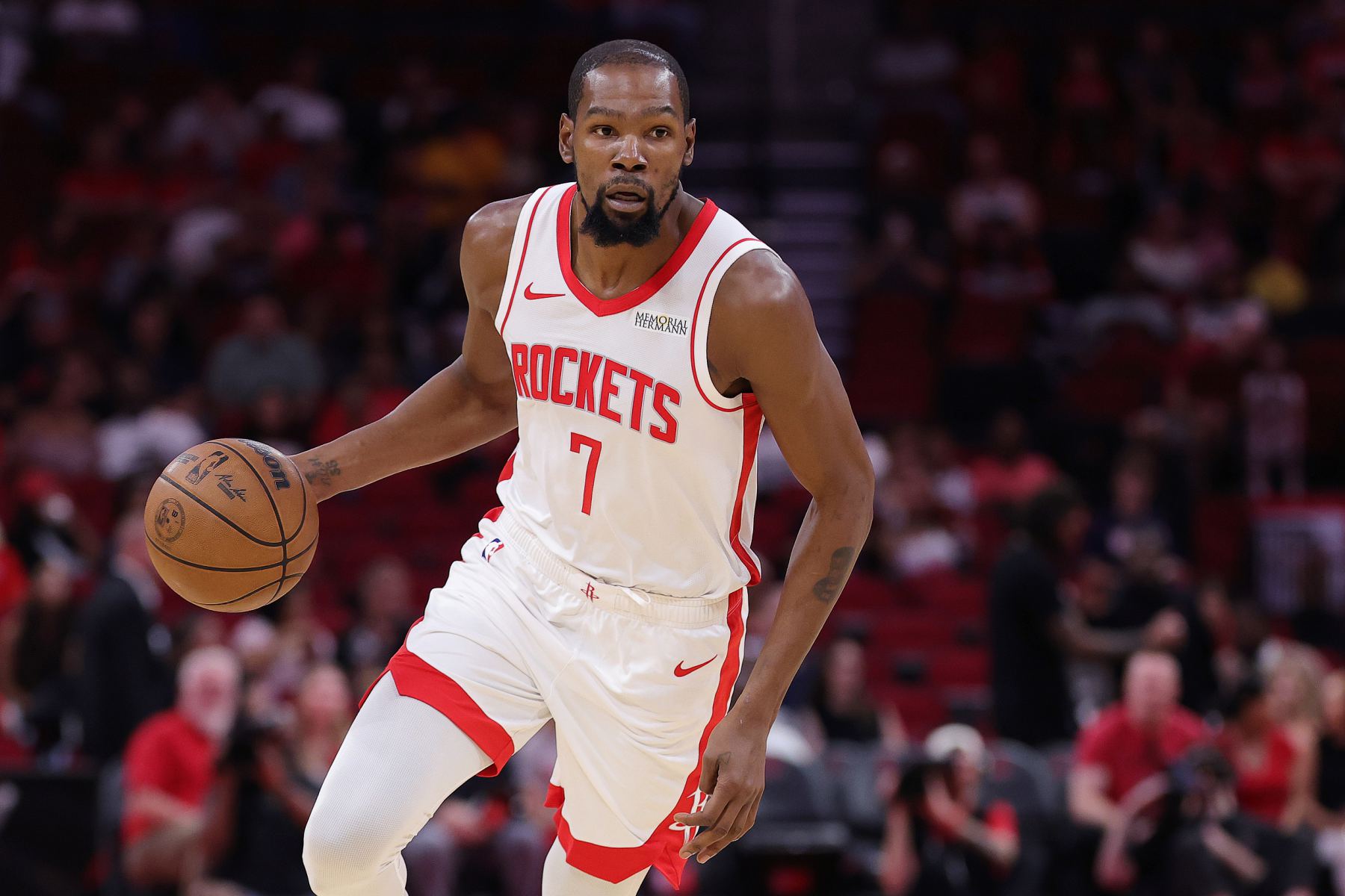 Durant made 8 of 12 shots in the half and scored 20 points, scoring 20+ points against the Trail Blazers in 30 consecutive games.