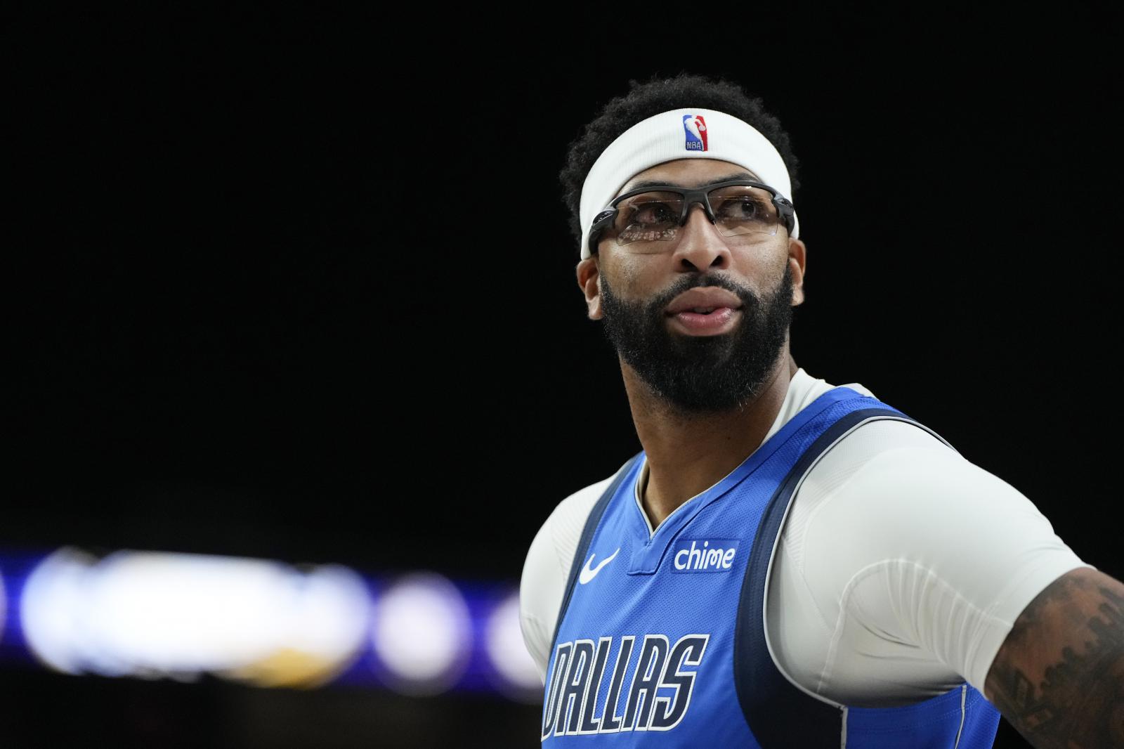 ESPN: It is now up to the Mavericks owner to decide whether the thick eyebrows will return to the game. The former has requested to return.